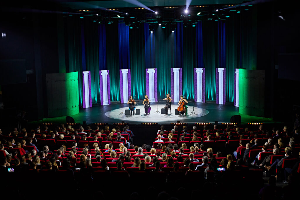 Występy kwartetu na imprezach firmowych wciągają uczestników do wspólnej zabawy z muzyką